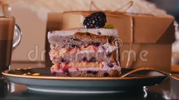 一家面包店一顿美味的早餐一块黑莓蛋糕和一杯咖啡蛋糕概览视频的预览图