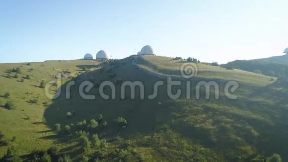 山上的大白球俄罗斯天文台用于测量天气和放射性导航视频的预览图