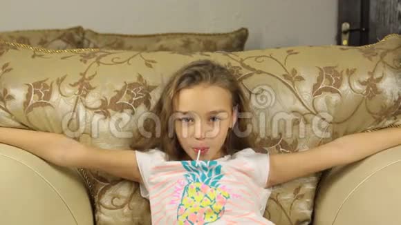 小女孩漂亮地看着相机嘴里捧着一颗糖果视频的预览图