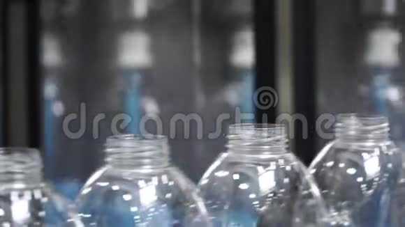 瓶子工业生产塑料宠物瓶剪辑制造聚乙烯瓶的生产线视频的预览图