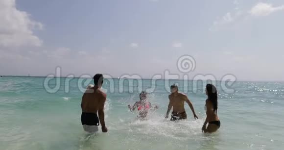 人们在水中嬉戏欢乐的男男女女集体度假视频的预览图
