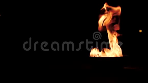 夜里街上的火盆视频的预览图