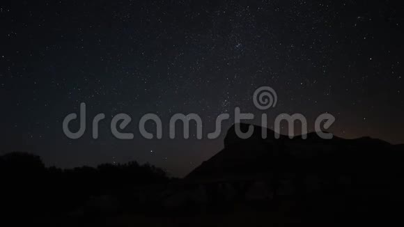 波斯人的观察在夜空中发射星星4K视频的预览图