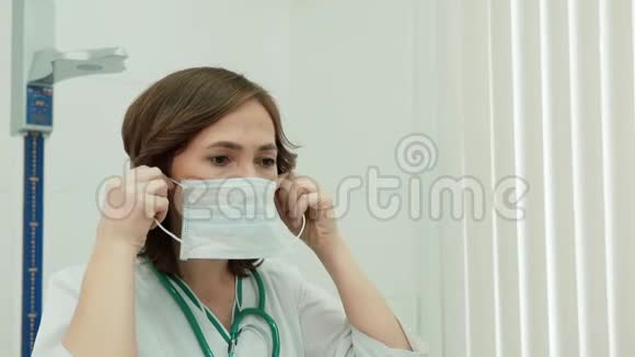 女医生戴上医用口罩保护手段视频的预览图