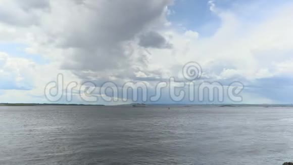 伏尔加河上空夏季云层的延时记录俄罗斯萨拉托夫市4K视频片段视频的预览图
