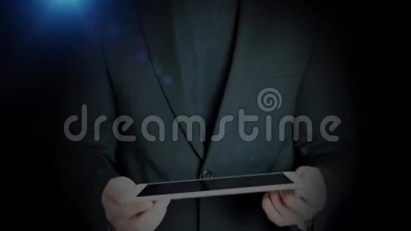 商业人士手持平板全息图hud投影wlanlan网络无线图标视频的预览图