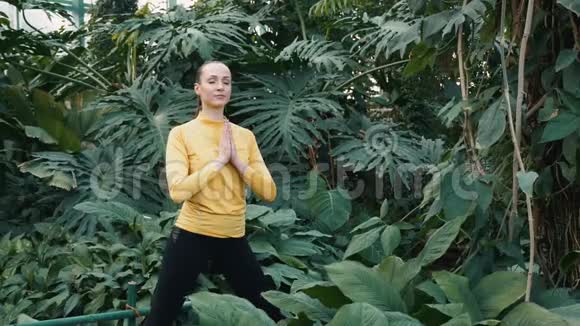女子练习瑜伽健身运动视频的预览图