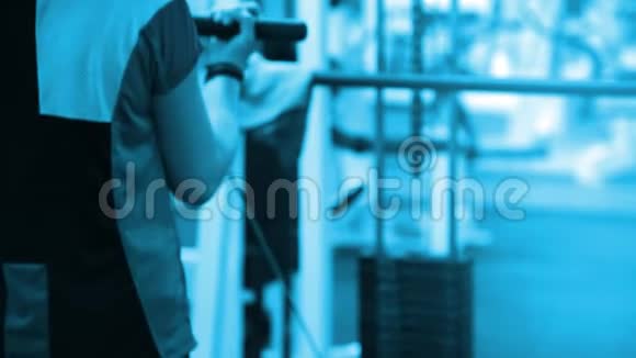 女人用体重塔锻炼健身妇女在交叉健身健身房锻炼核心肌肉视频的预览图