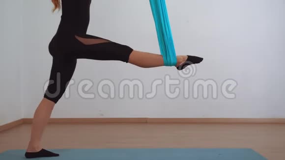 女人用吊床伸展身体视频的预览图