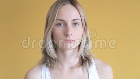 微笑的女人吃药视频的预览图