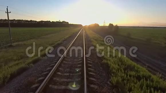 一架无人机在农村的火车轨道上飞行的空中镜头视频的预览图
