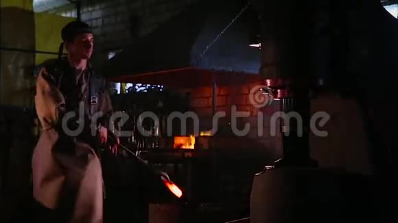 工人在一家金属锻造厂操作自动金属加工机视频的预览图