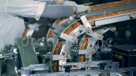 工厂用工作机器生产饼干的过程视频的预览图