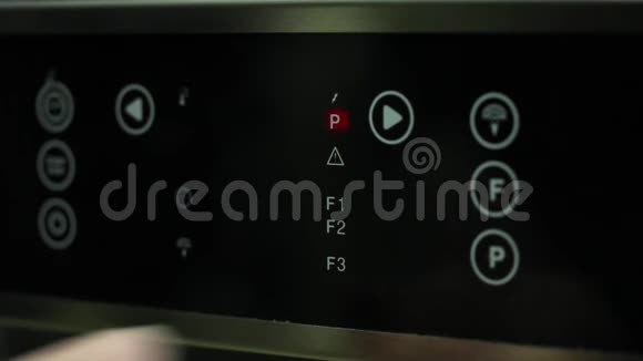 一个糖果师在专业的烤箱里输入时间和温度视频的预览图