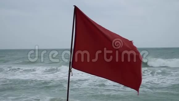 在多风的海边织红旗视频的预览图