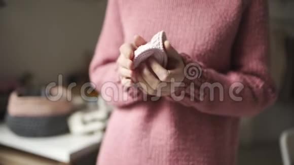 女性手显示针织婴儿鞋为婴儿手工制作的针织鞋视频的预览图