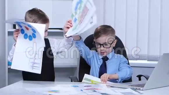 两个小男孩看着图形散落在桌子上慢动作视频的预览图