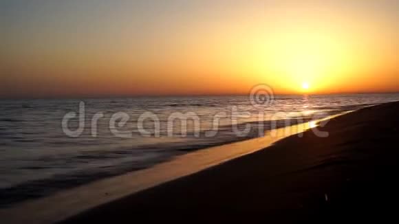 令人惊叹的时光流逝傍晚日落海面天际线平静而令人满意的海浪拍打在沙滩海岸线海岸视频的预览图