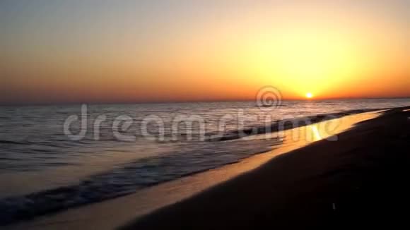 时光流逝的景色平静的令人满意的海浪拍打在沙滩海岸线海洋海岸令人惊叹的傍晚日落天际线视频的预览图