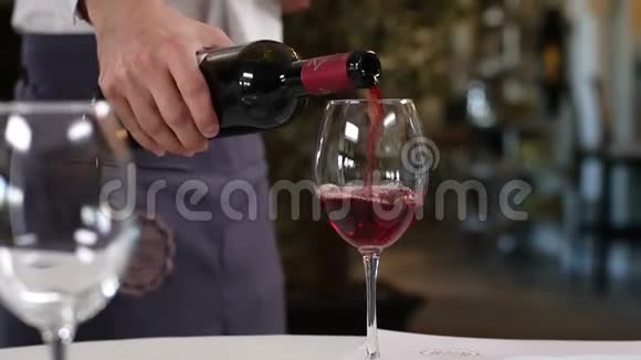 大型服务员为游客提供将红酒倒入酒杯的服务视频的预览图