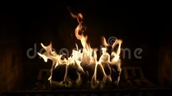 令人难以置信的舒适可爱的气氛令人满意的慢动作近距离观看燃烧的木柴火焰在原木壁炉中燃烧视频的预览图