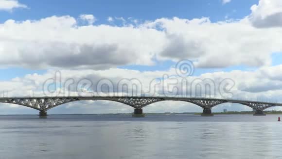 在萨拉托夫和恩格斯两个城市之间横跨伏尔加河的路桥河流风光的时间流逝视频的预览图