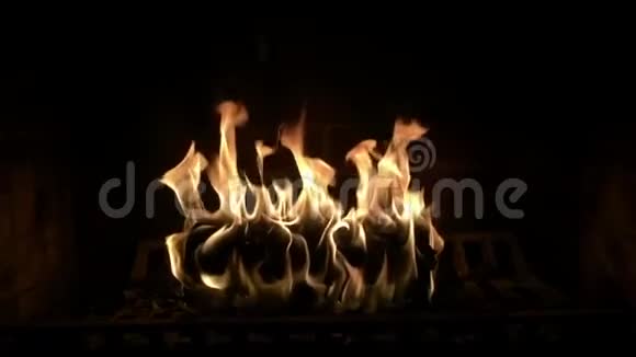 迷人的可爱舒适的氛围令人满意的慢动作近距离观看燃烧的木柴火焰在原木壁炉中燃烧视频的预览图
