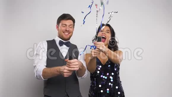 快乐的一对情侣在狂欢派对视频的预览图