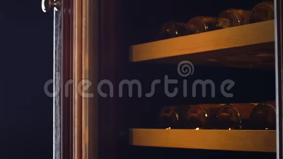 宏观相机沿橱柜移动为葡萄酒储存设计视频的预览图