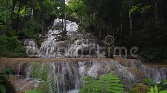 泰国兰邦国家公园瀑布视频的预览图