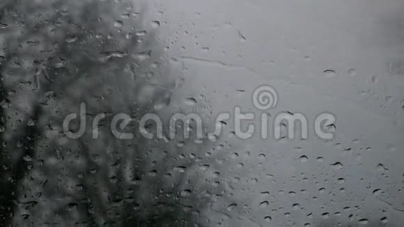 雨落在汽车挡风玻璃上视频的预览图