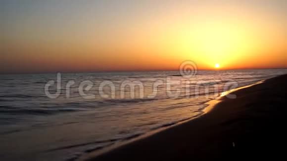 时光流逝的景色平静的令人满意的海浪冲击着沙滩海岸线海岸令人叹为观止的傍晚日落天际线视频的预览图