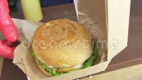 提供纸板箱内的贴身工包汉堡视频的预览图