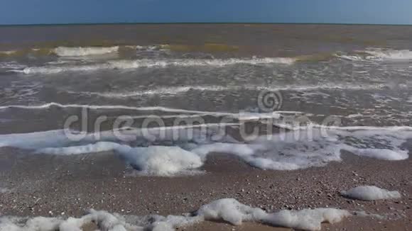 白海泡沫和海浪视频的预览图