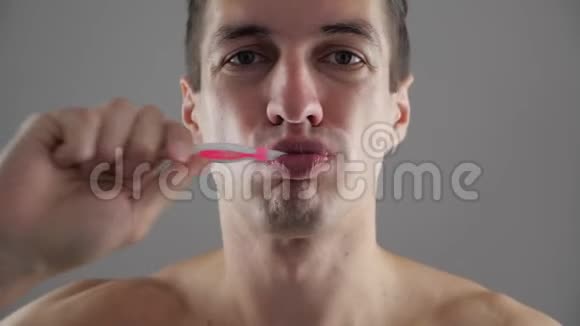 3年轻人在浴室里刷牙因为牙疼视频的预览图