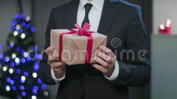 男人手在摸圣诞礼物视频的预览图