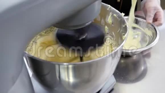 糖果师把融化的白巧克力放入碗中与奶油混合视频的预览图