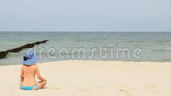 女人在海滩上放松视频的预览图