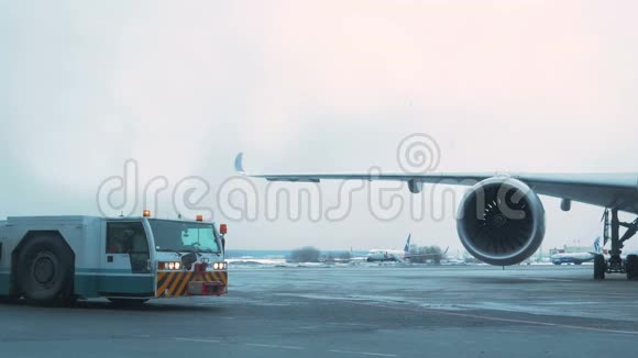 冬季机场拖车在客机附近云天视频的预览图