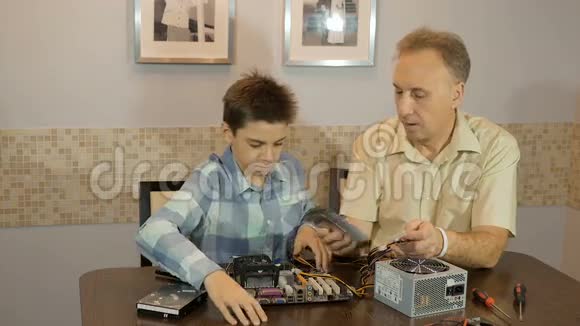 爸爸教儿子一个十几岁的孩子电脑里什么视频的预览图
