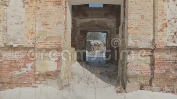 镜头前移探索冬天一座古老红砖建筑的废墟POV视频视频的预览图