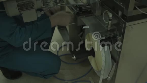 制药厂的雇员为设备服务视频的预览图