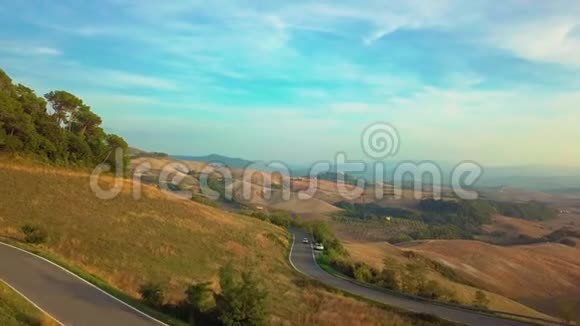 意大利托斯卡纳的空中自然景观美丽的山丘森林田野和葡萄园视频的预览图