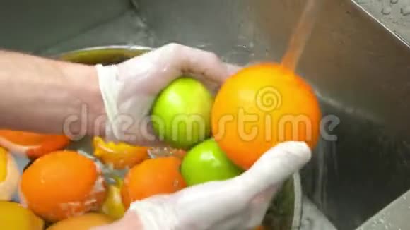 手洗柑橘类水果视频的预览图