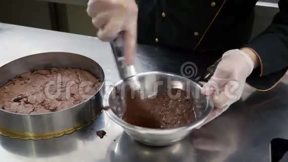 糖果师把巧克力混合物撒在蛋糕上视频的预览图