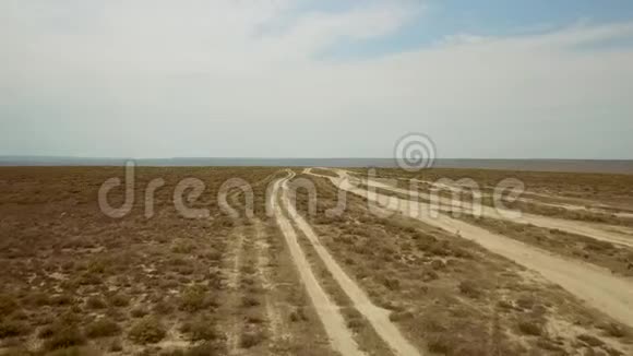 哈萨克斯坦泥泞河Steppes路在非常长的路上观看直到地平线视频的预览图