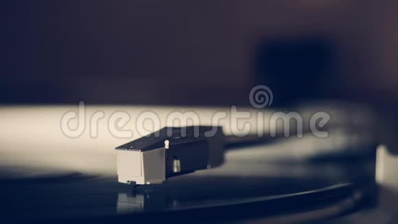 记录播放器转盘高清股票镜头一个唱片播放器转盘它的手写笔沿着乙烯唱片运行视频的预览图