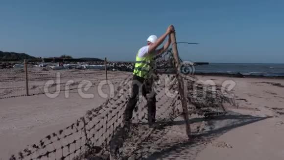 工人修复码头附近的围栏视频的预览图