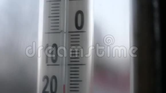 温度梯度表示寒冷和霜冻冰霜16摄氏度一年中的时间是冬天视频的预览图