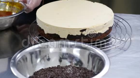 一个糖果师用一个橘子盖在一个新鲜的蛋糕上然后把它铺在蛋糕上视频的预览图